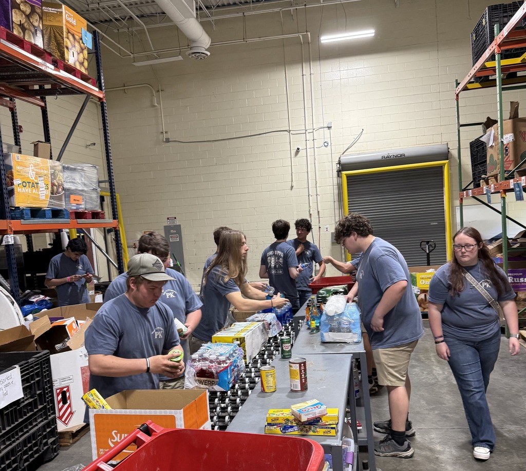 Senior members of our Rho Kappa Honor Society volunteering at Feeding the Gulf Coast.