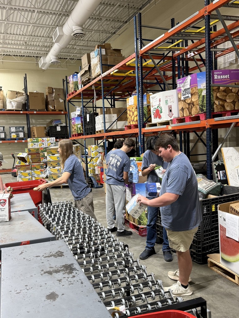 Senior members of our Rho Kappa Honor Society volunteering at Feeding the Gulf Coast.