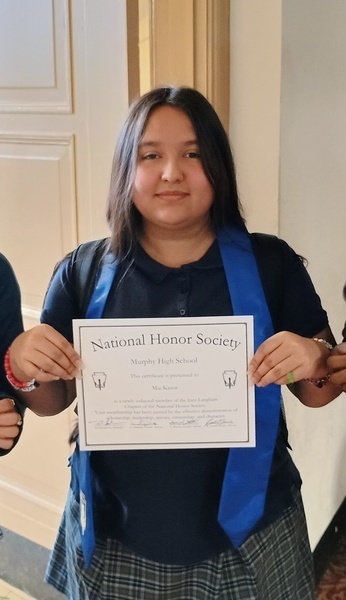 Mia Kastor holding a certificate