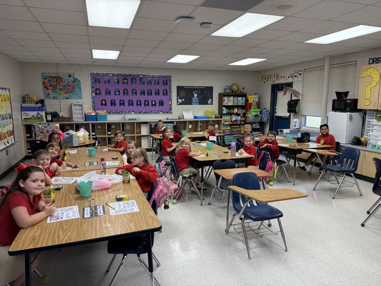 miss Robinson’s class first grade student sitting at their tables
