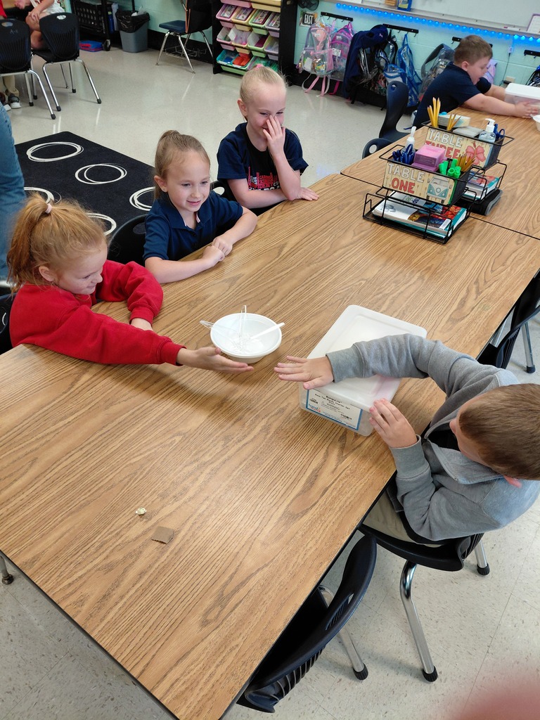 🍦🧪 Science is SWEET in Mrs. Manske’s Class! 🔬✨ After studying matter and the different properties of matter, our scientists put their learning into action with a delicious experiment! Students were able to observe all three states of matter—solid, liquid, and gas—while making their very own ice cream! 🧊💧💨 We had so much fun watching science come to life and enjoying the sweet results of our hard work! ❤️ 😋🍦