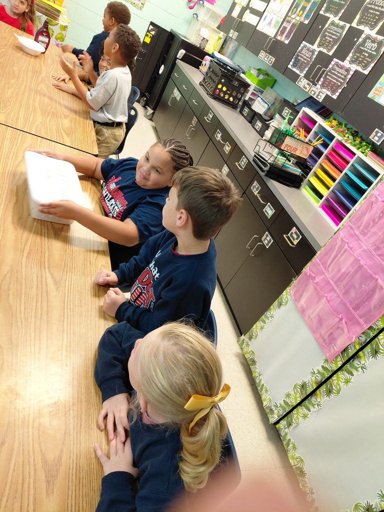 🍦🧪 Science is SWEET in Mrs. Manske’s Class! 🔬✨ After studying matter and the different properties of matter, our scientists put their learning into action with a delicious experiment! Students were able to observe all three states of matter—solid, liquid, and gas—while making their very own ice cream! 🧊💧💨 We had so much fun watching science come to life and enjoying the sweet results of our hard work! ❤️ 😋🍦