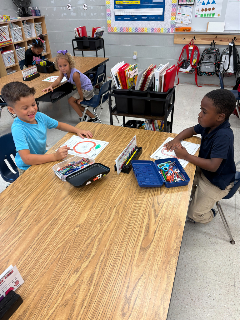 🍎 Apple Learning Fun! 🍏 Our kindergartners had so much fun learning about the parts of an apple! We explored the skin, flesh, core, seeds, and stem while getting some hands-on learning in. 🍎❤️ Nothing beats learning when we can see, touch, and explore it ourselves! 📚✨