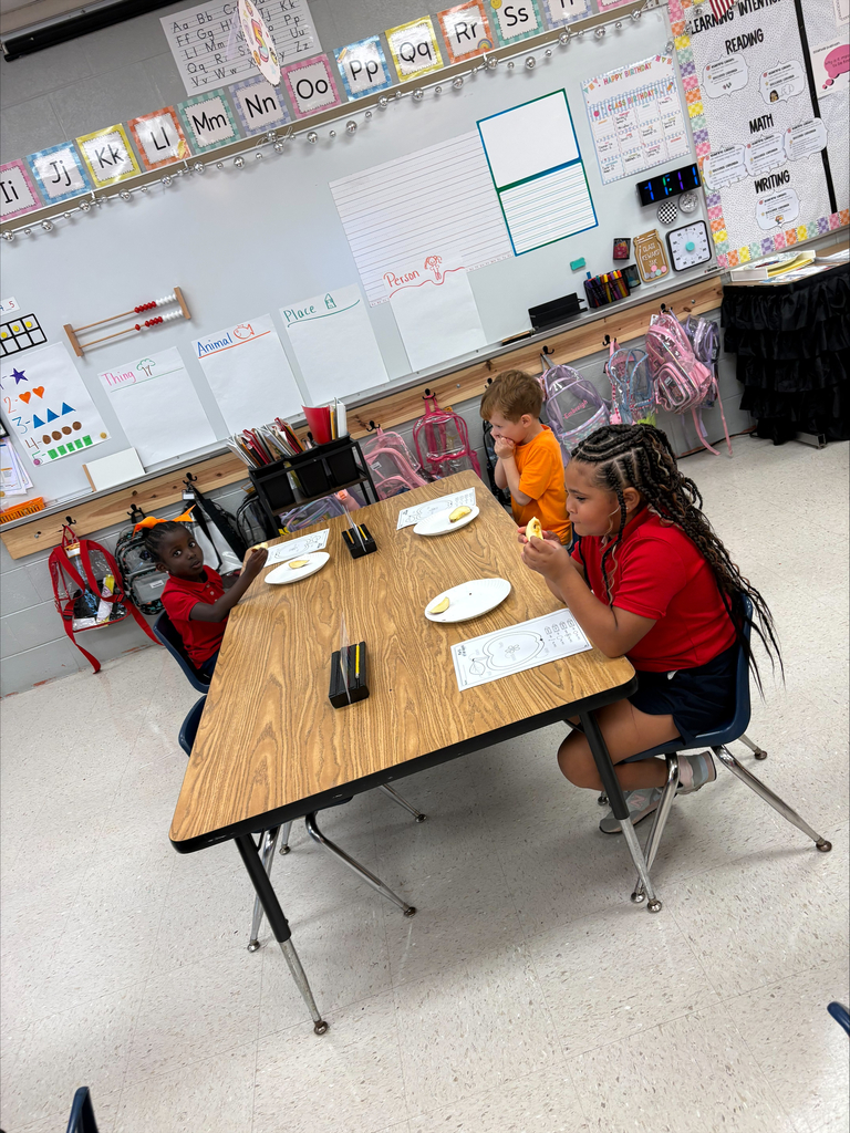 🍎 Apple Learning Fun! 🍏 Our kindergartners had so much fun learning about the parts of an apple! We explored the skin, flesh, core, seeds, and stem while getting some hands-on learning in. 🍎❤️ Nothing beats learning when we can see, touch, and explore it ourselves! 📚✨