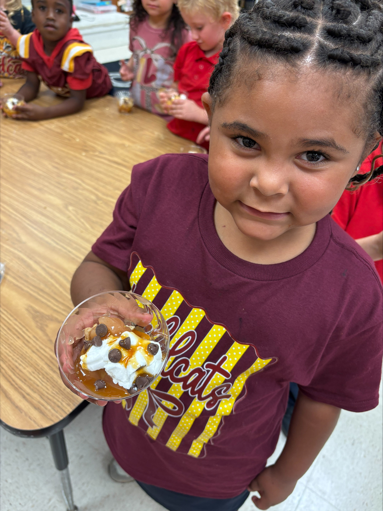 🍎 Johnny Appleseed Day Fun! 🍎 Today our little chefs celebrated Johnny Appleseed Day by making apple nachos and apple pie! 🥧🍏 We talked about each ingredient, counted how many ingredients we used, and discussed the steps needed to make our yummy treats. It was the perfect way to mix math, sequencing, and hands-on learning—with a delicious ending! ❤️🍎