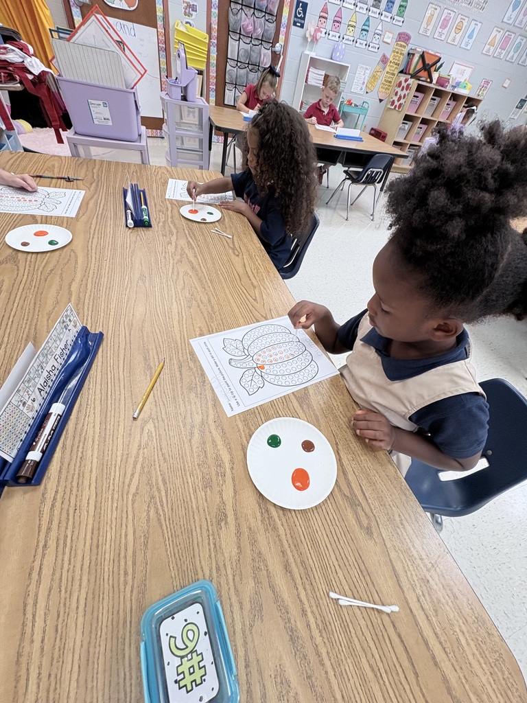 Fun Friday Pumpkin Painting! Mrs. Garland’s class used Q-tips to paint their pumpkins, practicing fine motor skills, hand-eye coordination, and creativity one dot at a time! 🍂🎃🎨