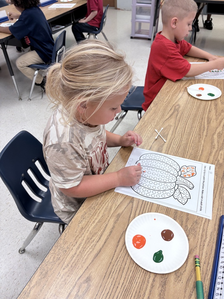 Fun Friday Pumpkin Painting! Mrs. Garland’s class used Q-tips to paint their pumpkins, practicing fine motor skills, hand-eye coordination, and creativity one dot at a time! 🍂🎃🎨