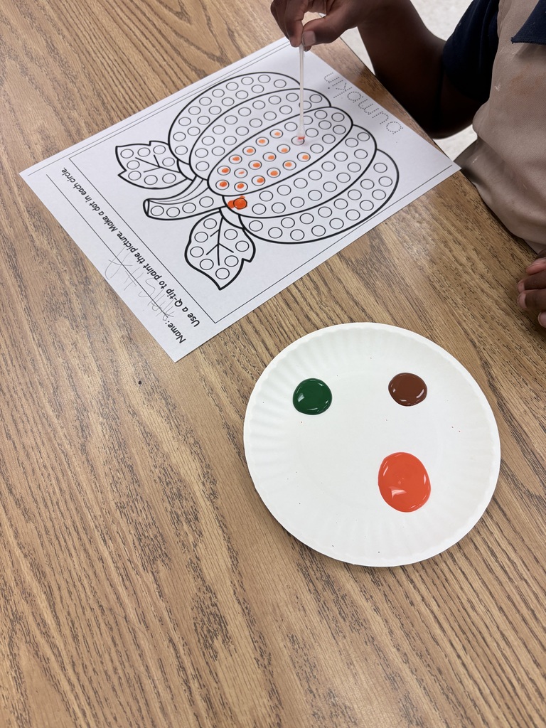 Fun Friday Pumpkin Painting! Mrs. Garland’s class used Q-tips to paint their pumpkins, practicing fine motor skills, hand-eye coordination, and creativity one dot at a time! 🍂🎃🎨