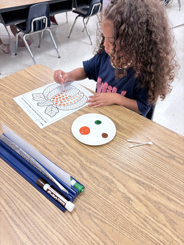Fun Friday Pumpkin Painting! Mrs. Garland’s class used Q-tips to paint their pumpkins, practicing fine motor skills, hand-eye coordination, and creativity one dot at a time! 🍂🎃🎨