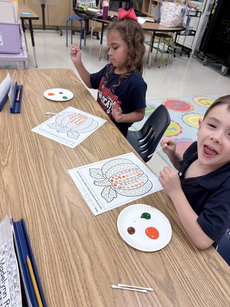 Fun Friday Pumpkin Painting! Mrs. Garland’s class used Q-tips to paint their pumpkins, practicing fine motor skills, hand-eye coordination, and creativity one dot at a time! 🍂🎃🎨