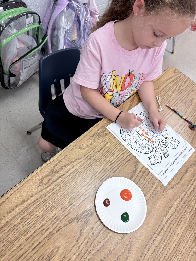 Fun Friday Pumpkin Painting! Mrs. Garland’s class used Q-tips to paint their pumpkins, practicing fine motor skills, hand-eye coordination, and creativity one dot at a time! 🍂🎃🎨