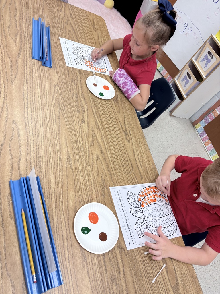 Fun Friday Pumpkin Painting! Mrs. Garland’s class used Q-tips to paint their pumpkins, practicing fine motor skills, hand-eye coordination, and creativity one dot at a time! 🍂🎃🎨