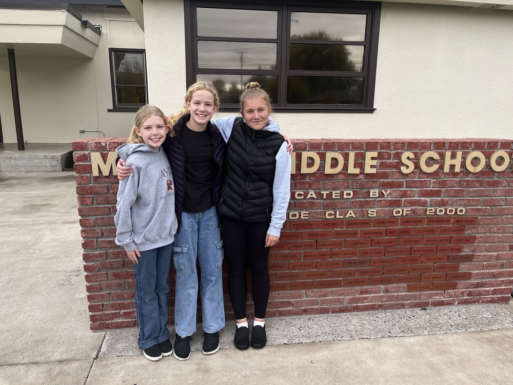 Girls in front of fthe MMS sign.
