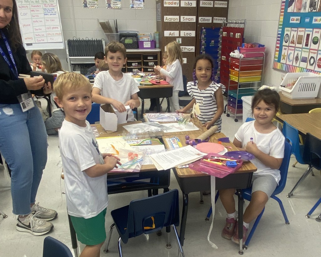 kindergarteners builidng toys