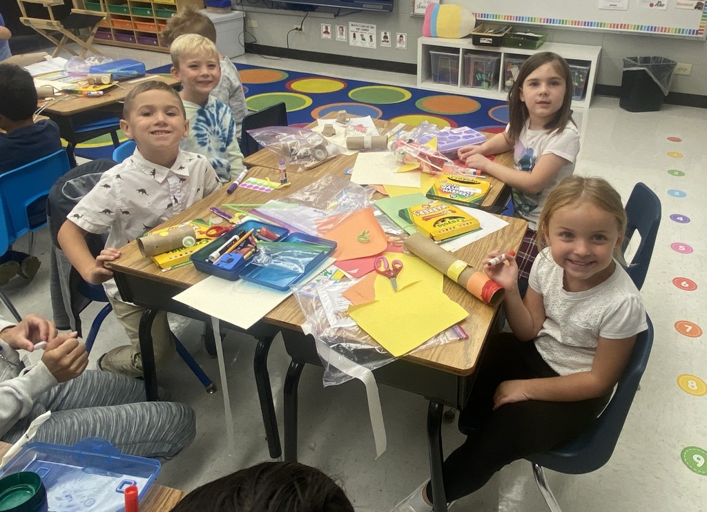 kindergarteners builidng toys