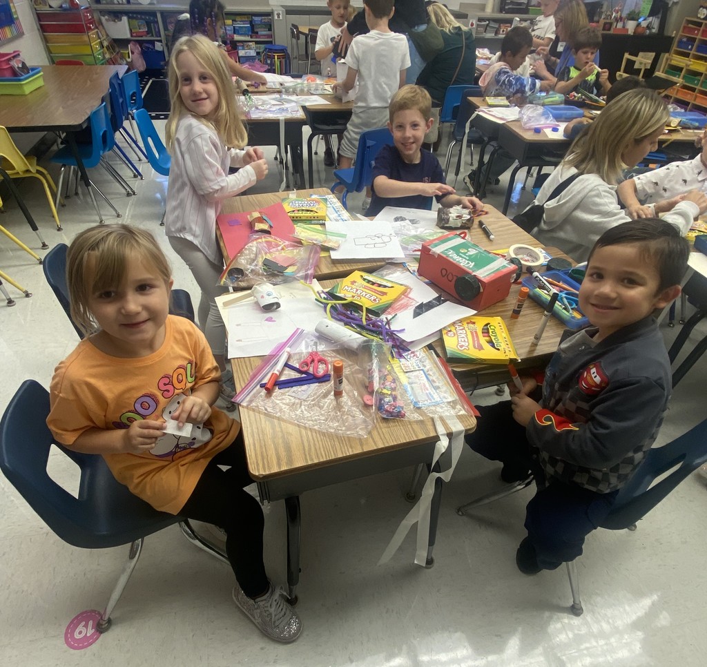 kindergarteners builidng toys