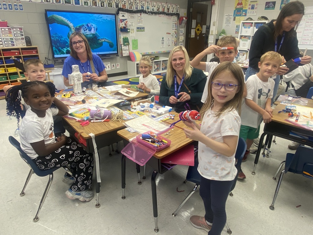 kindergarteners builidng toys