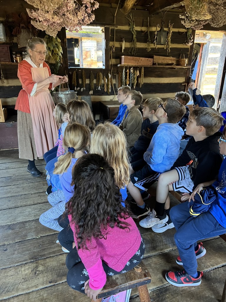Mrs Wise's class learning about colonial times at Prickett's Fort!