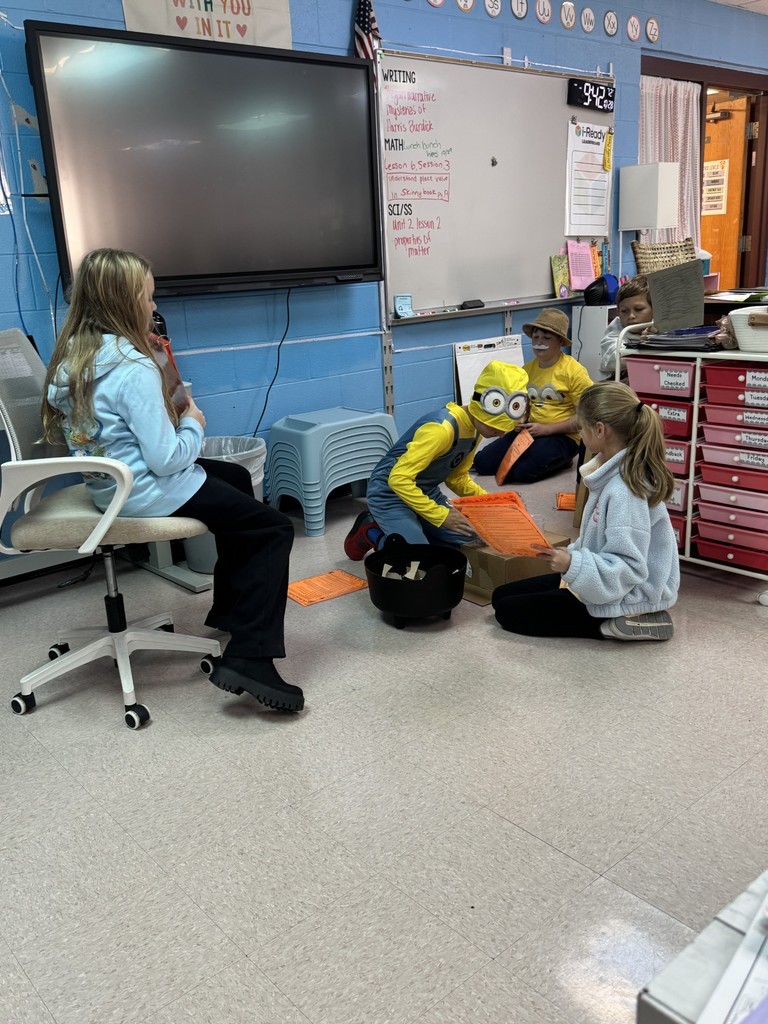 Mrs. Sowards’s fifth grade class had visitors this morning! Students from Mrs. Coon’s 4th grade class have been hard at work practicing a fall readers theater play to perform for different classrooms! Great job kiddos!!! We loved it!