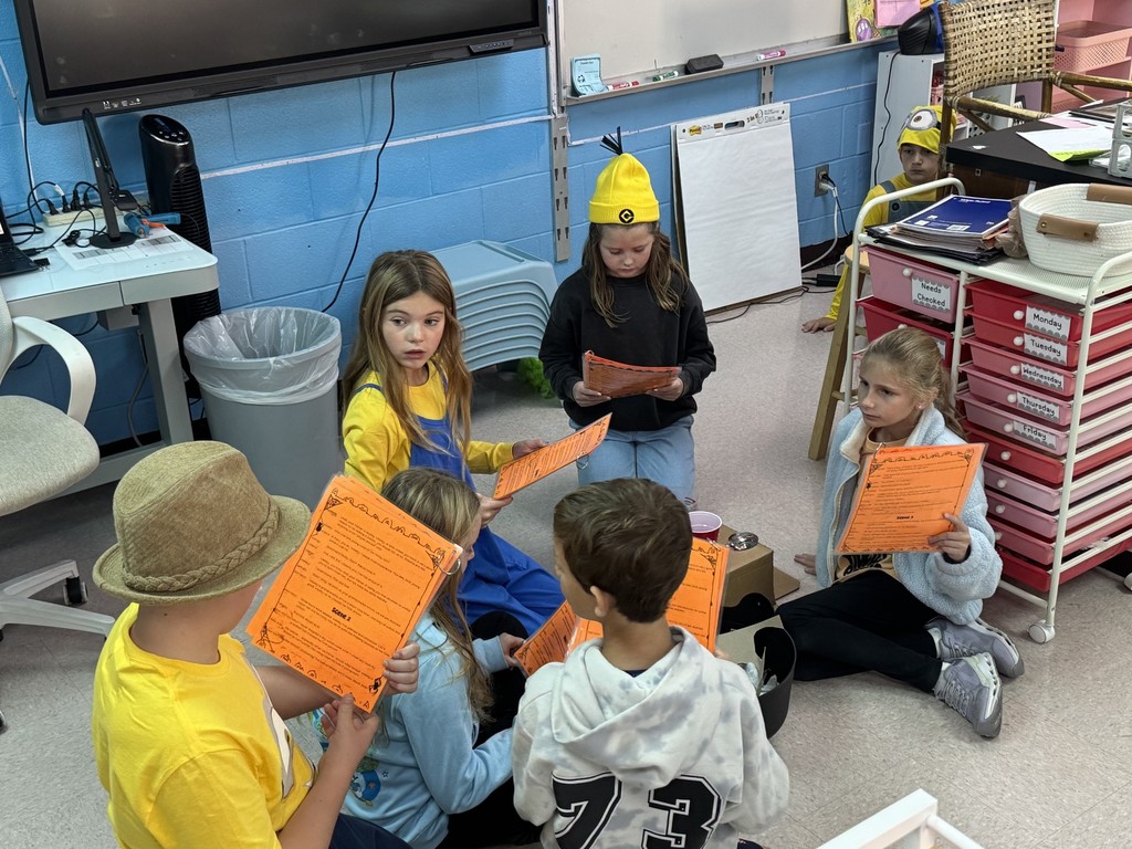 Mrs. Sowards’s fifth grade class had visitors this morning! Students from Mrs. Coon’s 4th grade class have been hard at work practicing a fall readers theater play to perform for different classrooms! Great job kiddos!!! We loved it!