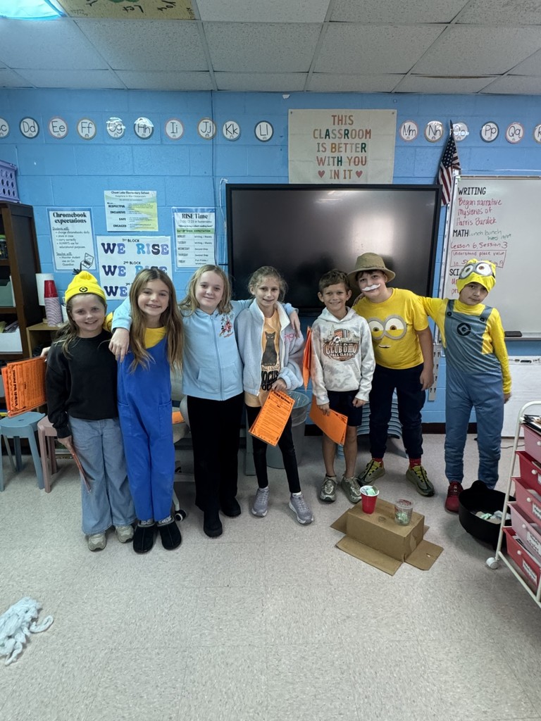 Mrs. Sowards’s fifth grade class had visitors this morning! Students from Mrs. Coon’s 4th grade class have been hard at work practicing a fall readers theater play to perform for different classrooms! Great job kiddos!!! We loved it!