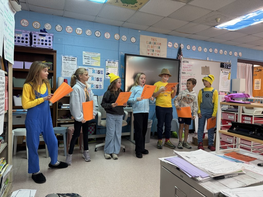 Mrs. Sowards’s fifth grade class had visitors this morning! Students from Mrs. Coon’s 4th grade class have been hard at work practicing a fall readers theater play to perform for different classrooms! Great job kiddos!!! We loved it!