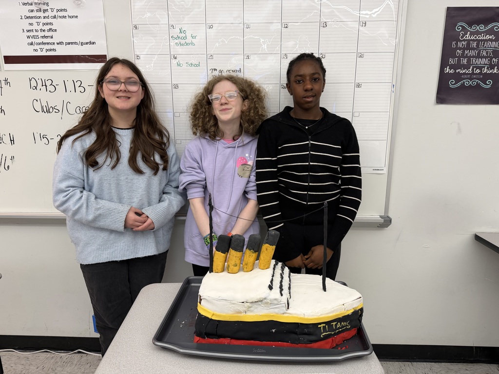 3 girls with a Titanic Cake