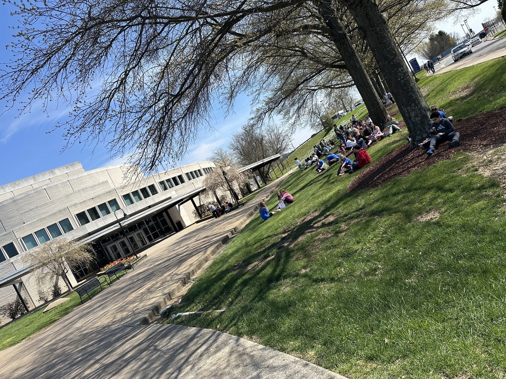 students enjoying lunch outside of the creative arts center