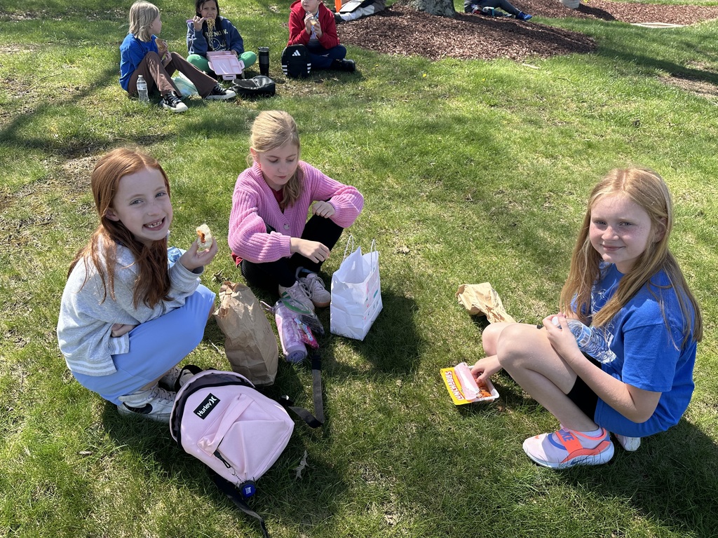 3 girls eating lunch