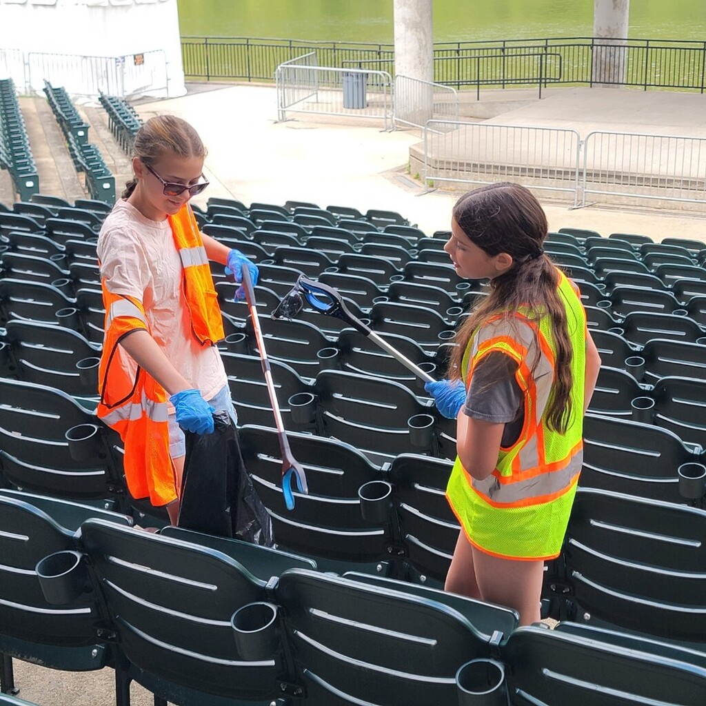 Students finding litter in the Amphitheater.