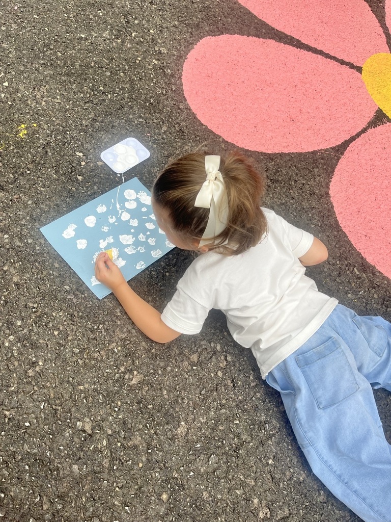 Pre K student painting with a sponge
