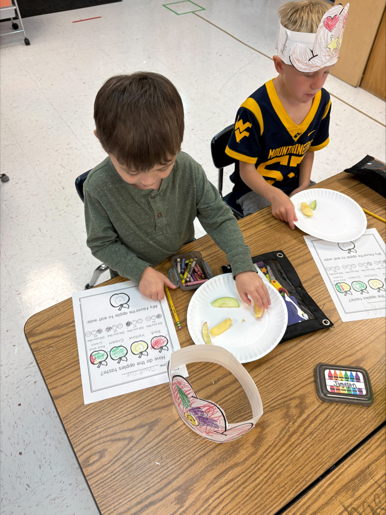 Kindergarten students tasting apples