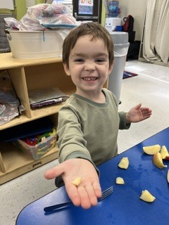 Prek students cutting apples