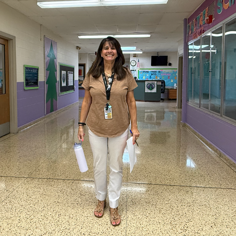 woman wearing white pants and brown shirt