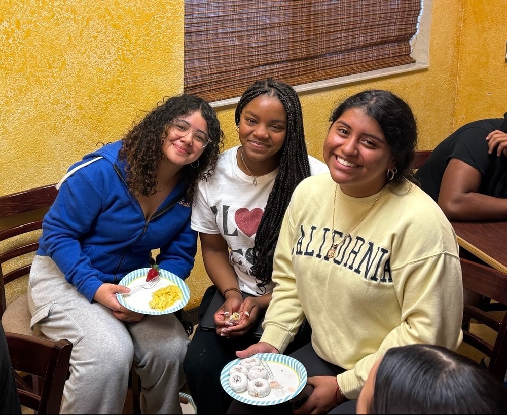students enjoying breakfast