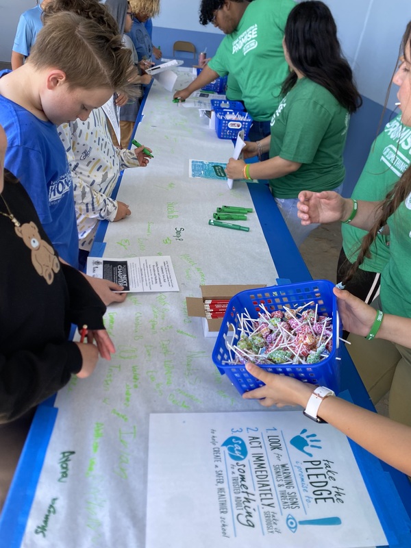 students signing pledge