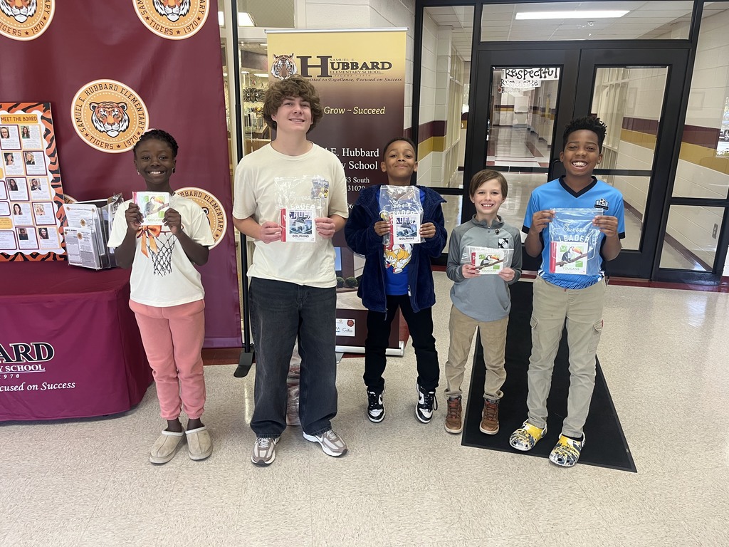 HES Club Tome accepting donation from MP student