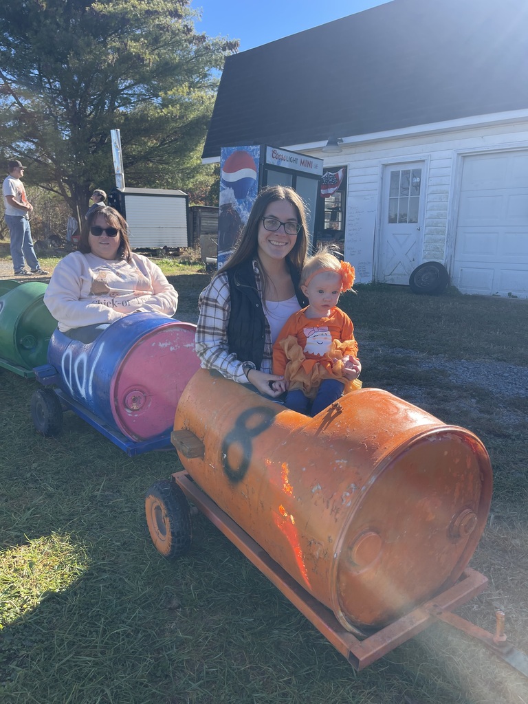 EHS enjoyed a trip to the Sunset View Pumpkin Patch .