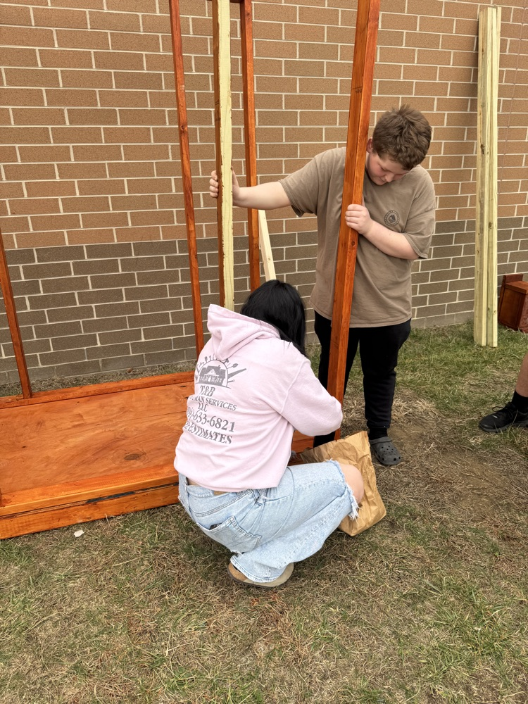 PMS constructionstudents built a hunting blind. 