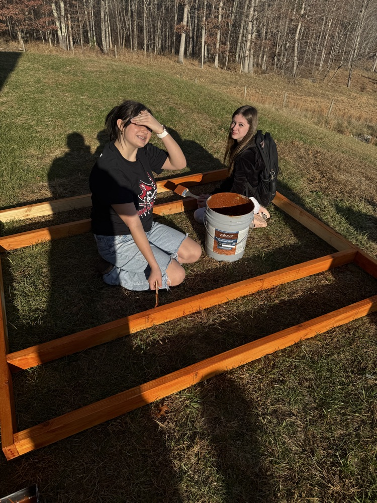 PMS constructionstudents built a hunting blind. 