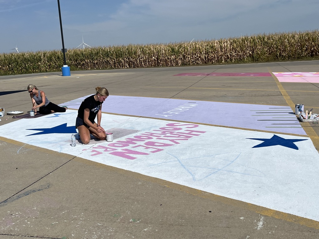 Students and staff worked hard this past weekend decorating their parking spots in the lots of the school! This event is hosted by the NHS! 🎨🖌️