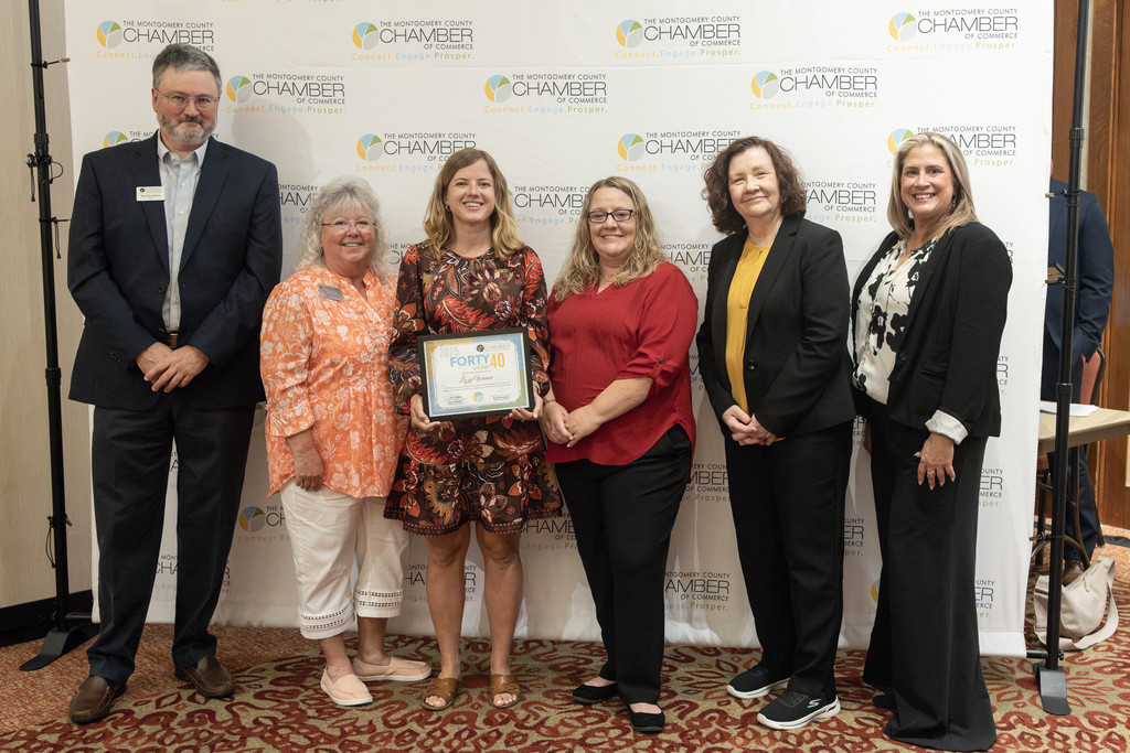 Lizzy Weaver standing with members of the Chamber of Commerce