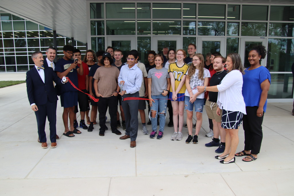 CHS students cutting ribbon