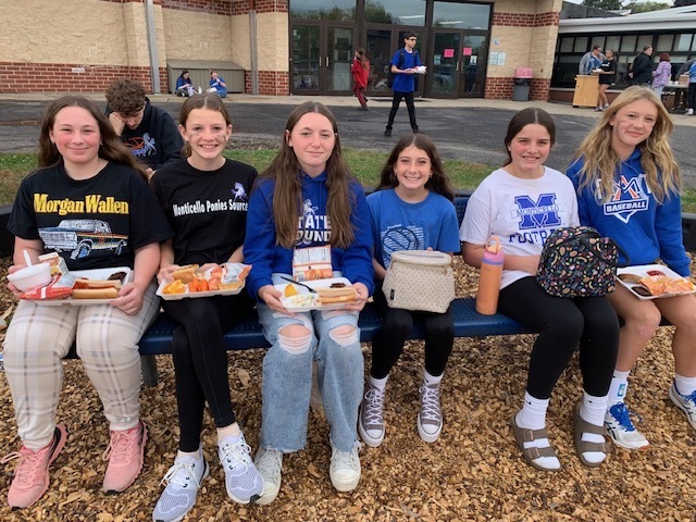 Students Eating Homecoming Lunch