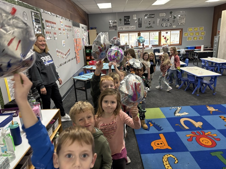 kids showing balloons