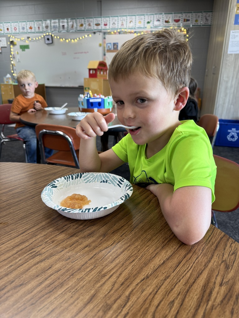 student eating applesauce