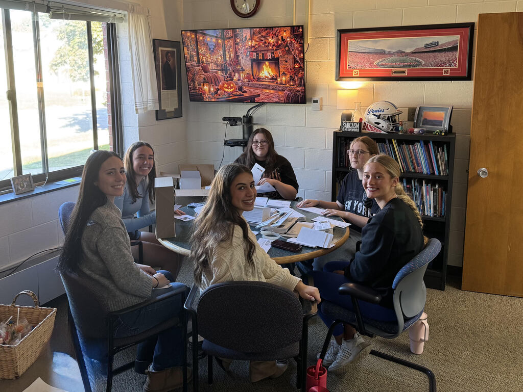 Monticello NHS members particpating the United Way Week of Caring
