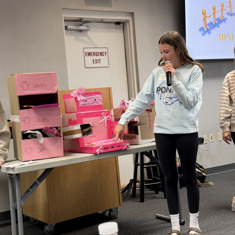 FBLA student presenting her laundrybot project.