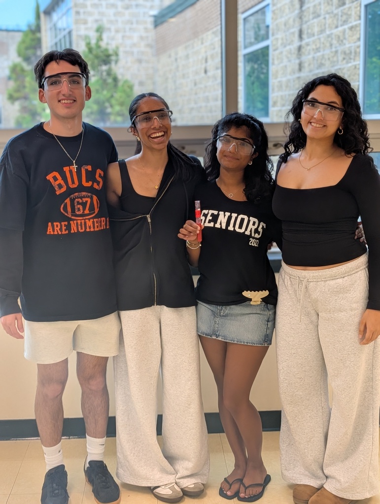 Mrs. Einstein’s Biotechnology class got hands-on with DNA by extracting it from a variety of fruits, including cherries, strawberries, clementines, bananas, and blueberries! Students put their biotechnology skills to the test in a friendly competition to see which group could extract the most visible DNA. Congratulations to Vivian Wei, Aum Mistry, Chloe Finnerty, and Amudhini Subramanian for their winning strawberry DNA extraction!