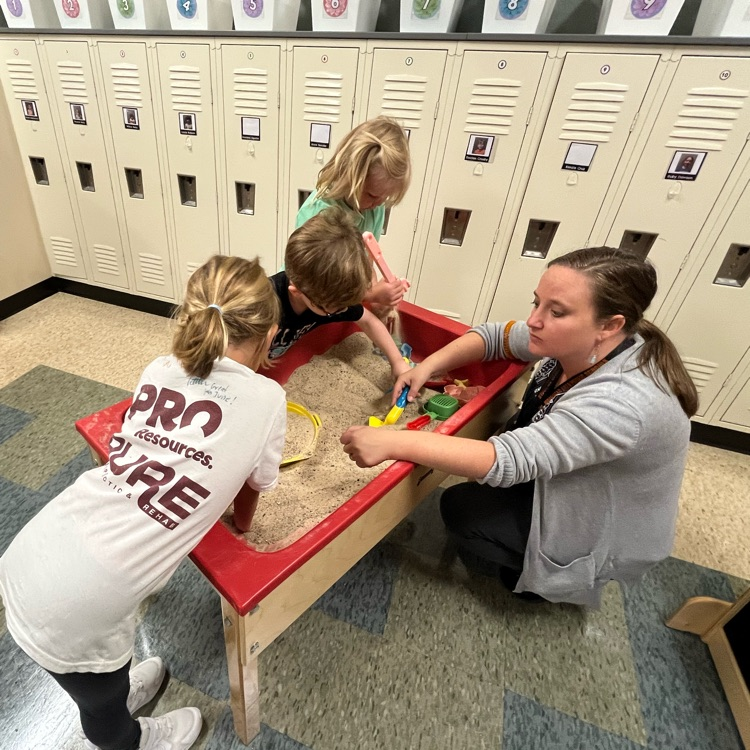 Sra. Knutson and her students at the sensory table